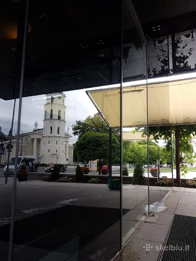 Kavinės stiklinės sienos senamiestyje